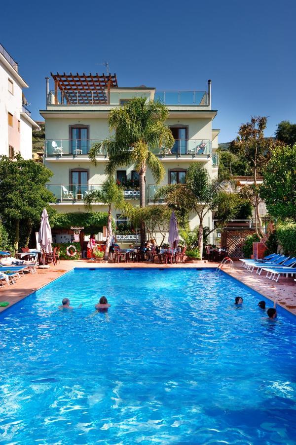 Sorrento Comfort Rooms Con Piscina Exterior photo