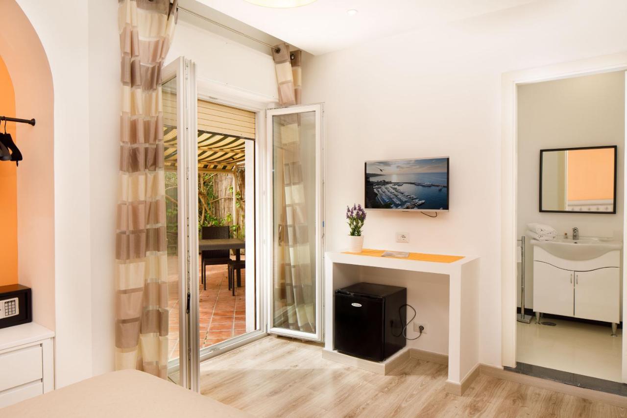 Sorrento Comfort Rooms Con Piscina Exterior photo